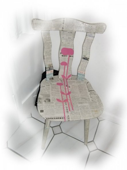 alter Stuhl den ich mit einer asiatischen Zeitung beklebt habe