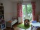 Kinderzimmer für kleine Prinzessin, Tapete mit kleinen Libellen und Holzbordüre, dazu passend Vorhänge mit buntem Blumenmotiv
