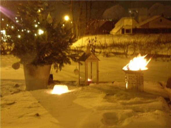 Weihnachtsbaum, "Eiskuchen" mit Teelicht und Wintersonnenwend-Feuer in einer kleinen Feuerschale am 21. Dezember auf unserer Terrasse.