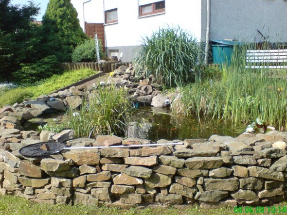 Mein Teich im Hang gebaut mit Naturstein Mauer