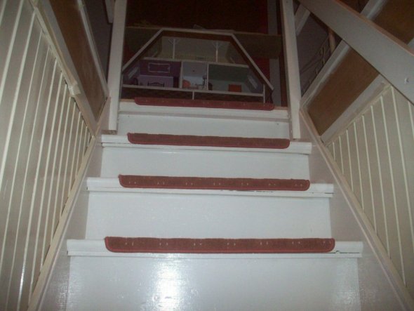 Diese Treppe ist sogar schöner geworden als die andere find' ich. Oben sieht man mein Puppenhaus.