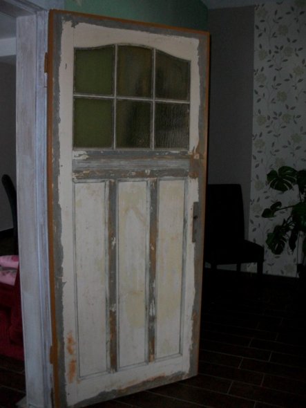 Hier ist eine von den prachtvollen Türen im Haus zu sehen. Als wir das Haus erworben haben waren die Türen mit einer Holzplatte vernagelt. Der Schatz 