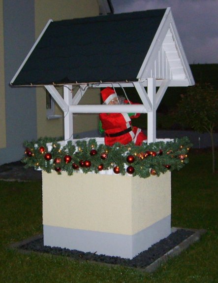 Brunnen weihnachtlich dekoriert