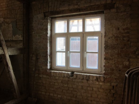 Fenster mit glastrennender (Wiener) Sprosse, Wärmeschutzglas und 3-Kammer Profil, davon eins aussenbelüftet (Taupunkt). Die Fensterflügel sind komplet