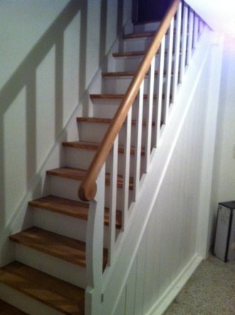 Das Treppengeländer ist nun auch wieder dran, nun muss die Treppe noch einmal nachgebessert werden und fertig ist das gute Stück