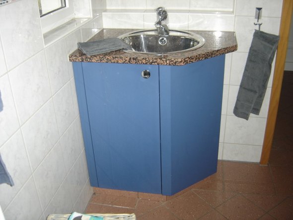 Selbstgebauter Waschitsch mit abgeschrägter Seite, damit wegen kleinem Bad und schmalem Eingang.
