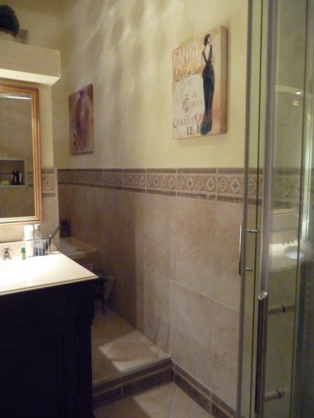 die Wand trennt ein Podest ab, auf welchem WC und Badewanne sind.